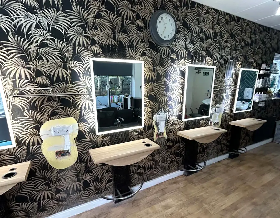 Electrical installation in salon with illuminated mirrors