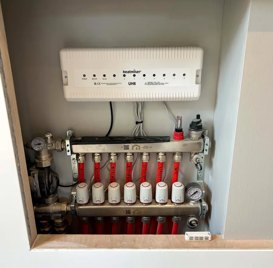 Underfloor-heating manifold and control system